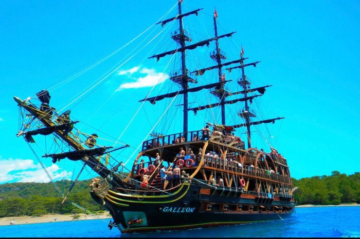 Antalya:Kemer Full-Day Pirate Boat Trip with Lunch